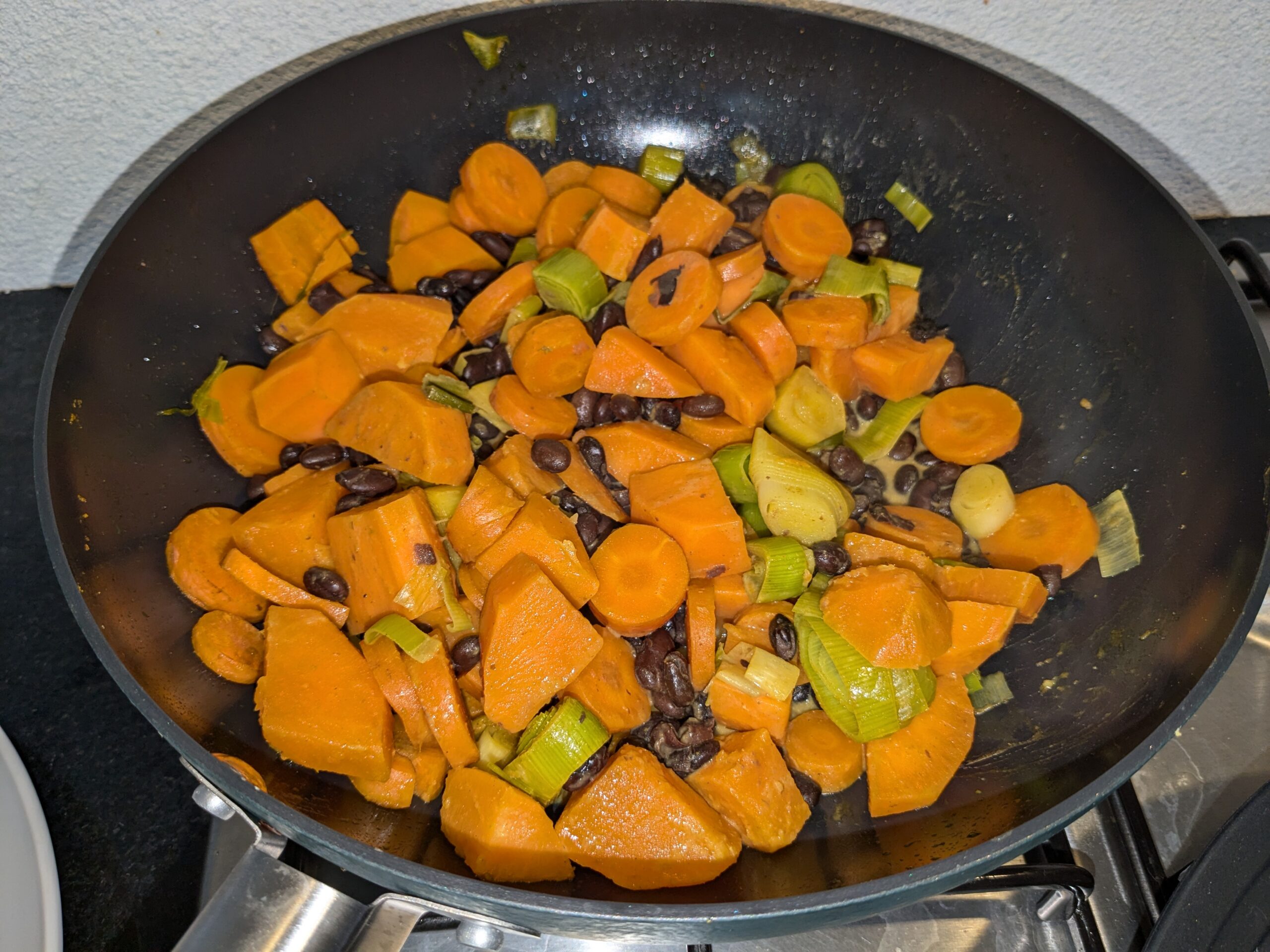 Zoete aardappelcurry met boontjes