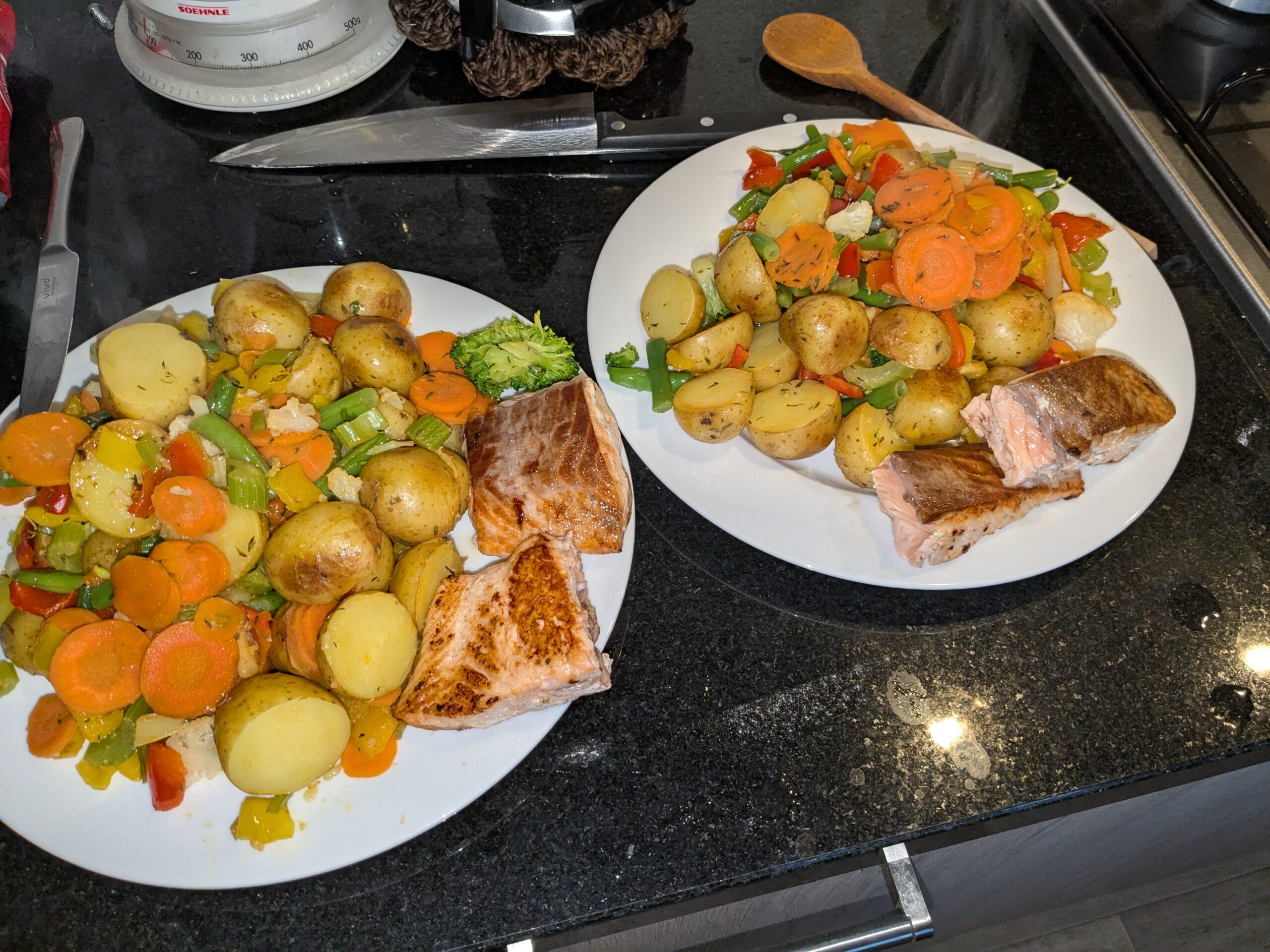 Zalm met geroerbakte krieltjes en groente
