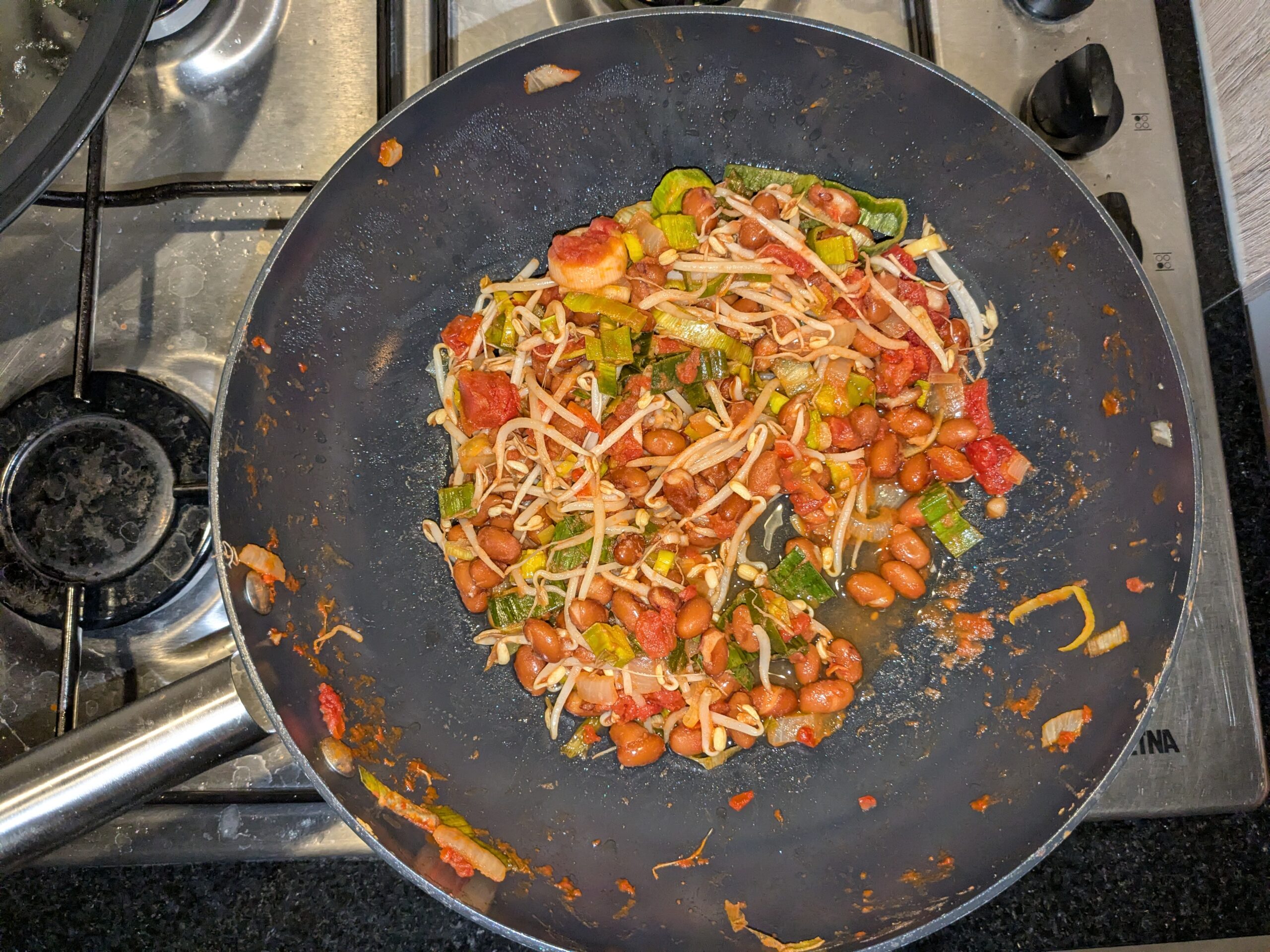 Bruine bonen in kruidige tomatensaus