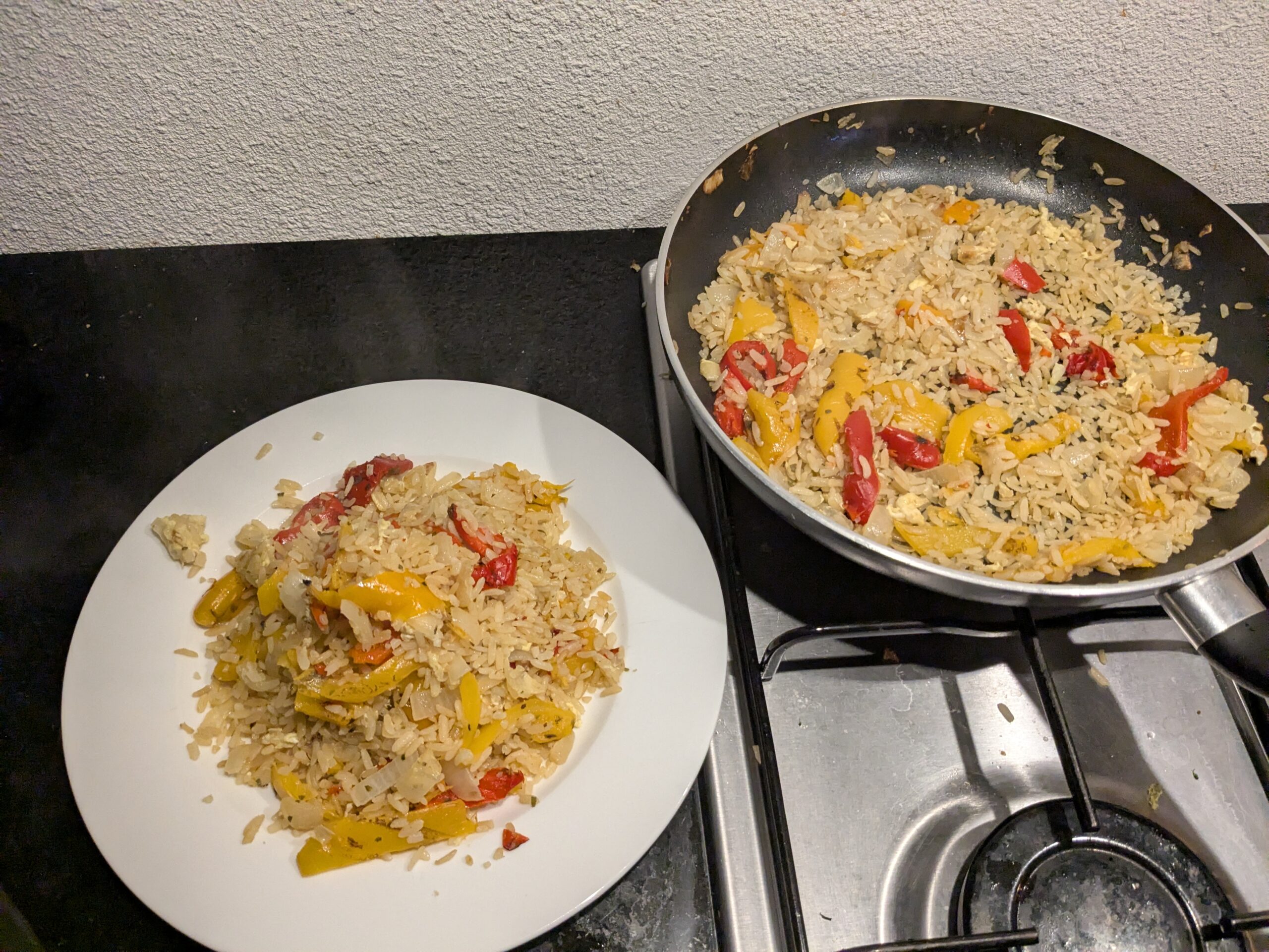 Gebakken uienrijst met gegrilde paprika en ei